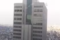 Rùng mình xem tòa nhà lắc lư