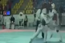 Võ sĩ đột ngột ngã ngửa ngay trên sân đấu