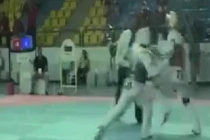 Võ sĩ đột ngột ngã ngửa ngay trên sân đấu