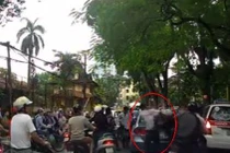 Hai thanh niên đánh tài xế như “phim chưởng” giữa đường