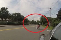 Quái xế “đo đường” vì tội bốc đầu xe máy