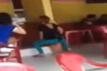 Gái trẻ ngáo đá, nhảy lắc điên cuồng trong quán nước