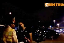 Bị bắt, thanh niên õng ẹo, gọi cảnh sát 141 là “cưng”
