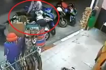 Đạo chích móc cốp xe trộm đồ trong 5 giây