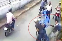 Lấy trộm mũ bảo hiểm, hai thanh niên "ăn đạp, đập" 