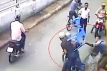 Lấy trộm mũ bảo hiểm, hai thanh niên "ăn đạp, đập" 