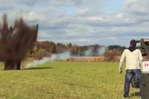 Clip siêu hài: Hoảng hồn nhìn đạn pháo nổ (36)