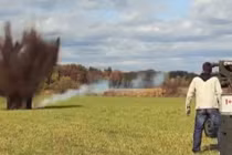 Clip siêu hài: Hoảng hồn nhìn đạn pháo nổ (36)