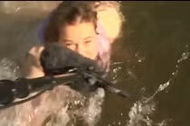 Nữ phóng viên ngã ngửa xuống sông khi tác nghiệp