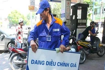 Vì sao xăng hay tăng giá vào giờ hiểm?