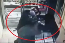 Chủ tiệm vàng một mình dũng cảm chống 3 tên cướp