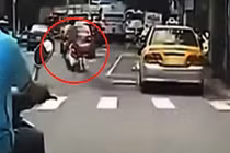 Vợ bị chồng kéo lê sau xe máy trên đường