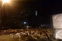 Dân mạng liên tục chia sẻ ảnh lật xe hàng, không “hôi của“