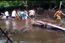 Hãi hùng clip hàng chục người dân vây bắt cá sấu khổng lồ