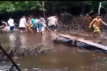 Hãi hùng clip hàng chục người dân vây bắt cá sấu khổng lồ