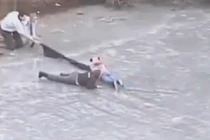 Những khoảnh khắc cảm động về tình cảm con người trong cuộc sống