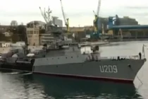 Xem tàu hải quân Ukraine bị tàu Nga phong tỏa