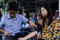 Lấy rác để trả tiền khám bệnh