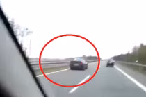 Kinh hãi xem ô tô phóng với tốc độ tử thần 