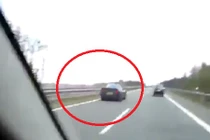 Kinh hãi xem ô tô phóng với tốc độ tử thần 