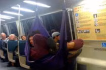 Hành động... không giống ai nơi công cộng (12)