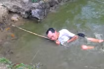 Dùng điện đánh cá bị giật suýt chết