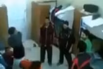 Sinh viên đứng vòng tròn tát bôm bốp vào mặt nhau