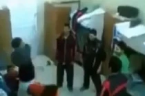 Sinh viên đứng vòng tròn tát bôm bốp vào mặt nhau