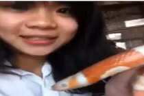 Hãi hùng cảnh gái trẻ chơi đùa với rắn độc