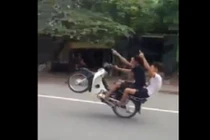 Quái xế liều mình thả tay, bốc đầu xe máy 