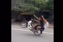 Quái xế liều mình thả tay, bốc đầu xe máy 