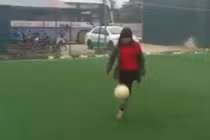 Nữ sinh Việt tâng bóng điêu luyện