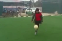 Nữ sinh Việt tâng bóng điêu luyện