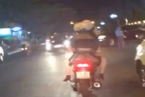 Nhận “gạch đá” vì quay cô gái tốc váy