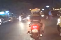 Nhận “gạch đá” vì quay cô gái tốc váy