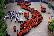 Ngắm 1.200 học sinh, giáo viên xếp hình bản đồ Việt Nam