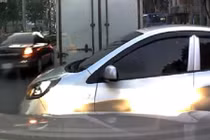 Ô tô bị đâm móp đầu vì chen ngang sang đường