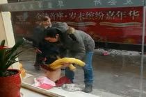 Phẫn nộ bố lột quần áo, kéo lê con giữa trời lạnh