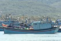 Công an bảo vệ đồ nghề đánh bắt cá cho ngư dân 