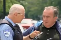 Sặc cười với clip cảnh sát vui tính