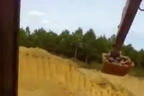 Trai gái làng rủ nhau ngồi máy cẩu như đu quay