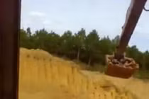 Trai gái làng rủ nhau ngồi máy cẩu như đu quay