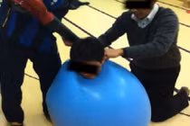 Làm thế nào để một người có thể chui vừa quả bóng bay?