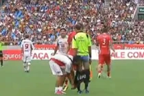 Clip trọng tài bị cầu thủ tụt quần ngay trên sân cỏ