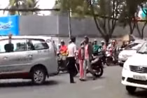 SH “hôn” taxi... tài xế, chủ xe cãi nhau ầm ĩ