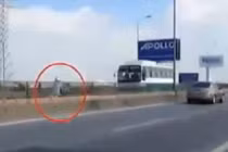 Vô tư chạy xe máy ngược chiều trên Bắc Thăng Long - Nội Bài