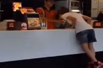 Sửng sốt cảnh gái đẹp đập đầu vào cây kem