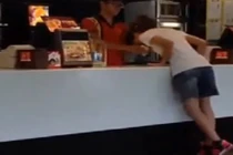 Sửng sốt cảnh gái đẹp đập đầu vào cây kem