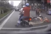 Thót tim cảnh bố chở con ngã lăn ra đường HN