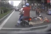 Thót tim cảnh bố chở con ngã lăn ra đường HN